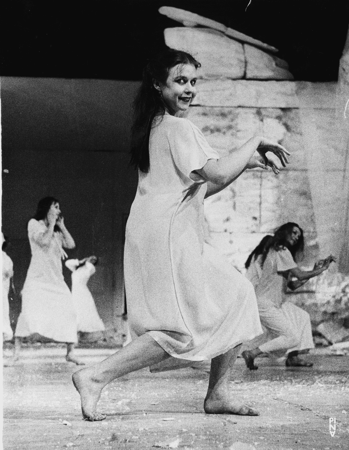 Josephine Ann Endicott, Monika Sagon et Barbara Passow-Diekamp dans « Renate wandert aus (Renate quitte le pays) » de Pina Bausch