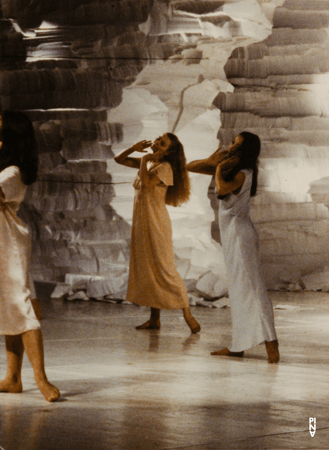 Kyomi Ichida und Melanie Lien Palm in „Renate wandert aus“ von Pina Bausch