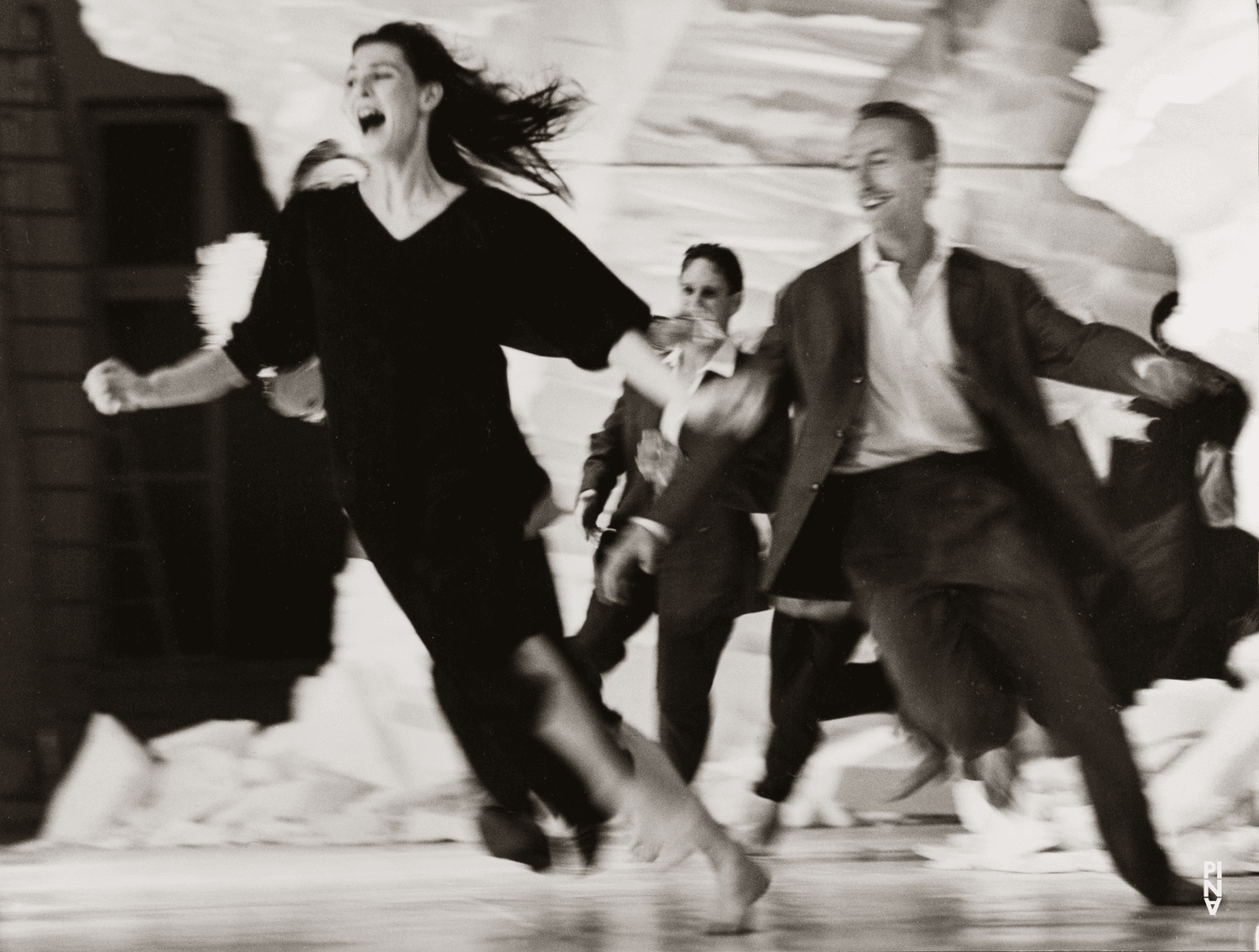 Héléna Pikon, Dominique Mercy und Francis Viet in „Renate wandert aus“ von Pina Bausch