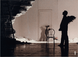 Ed Kortlandt in “Renate wandert aus (Renate Emigrates)” by Pina Bausch | Photo: Detlef Erler