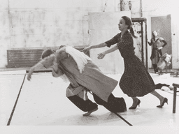 Dominique Mercy, Monika Sagon und Vivienne Newport in „Renate wandert aus“ von Pina Bausch | Foto: Rolf Borzik © Pina Bausch Foundation