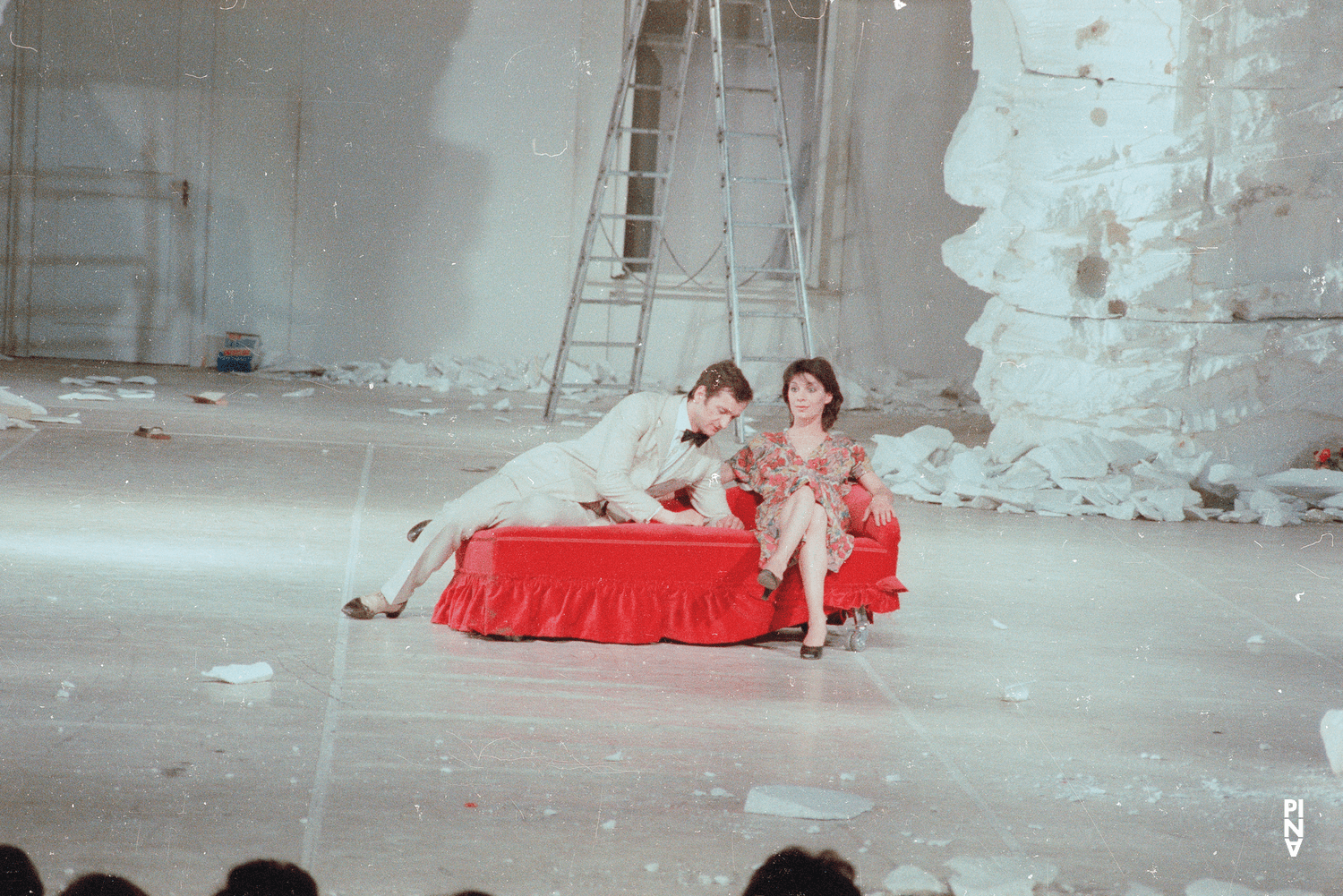 Anne Marie Benati und Jan Minařík in „Renate wandert aus“ von Pina Bausch