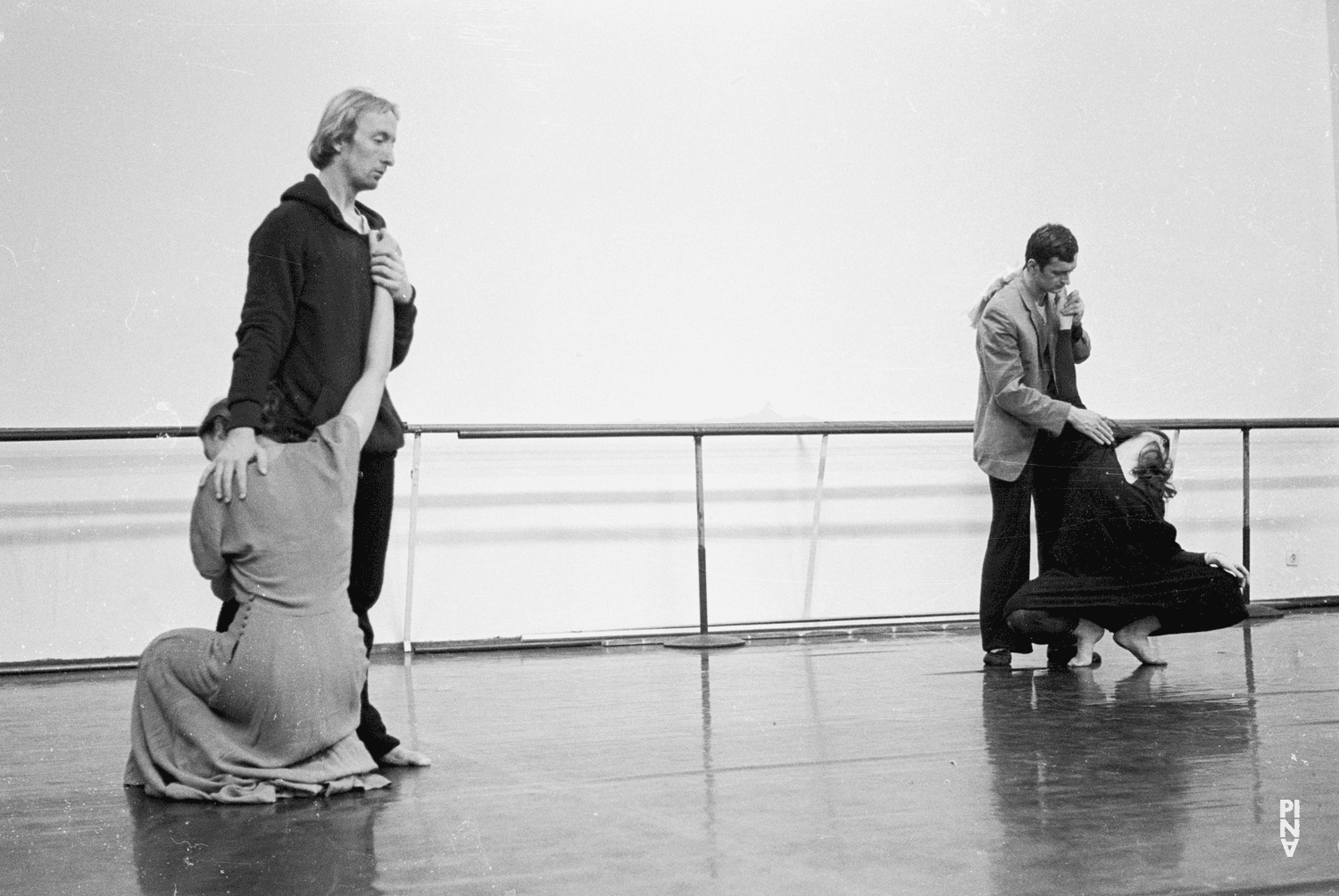 Dominique Mercy et Jan Minařík dans « Renate wandert aus (Renate quitte le pays) » de Pina Bausch