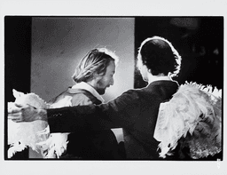 Foto zu „Renate wandert aus (Renate Emigrates)“ von Pina Bausch | Photo: Ulli Weiss © Pina Bausch Foundation