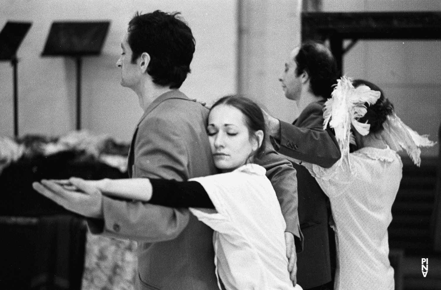 Jan Minařík, Vivienne Newport et Jacques Patarozzi dans « Renate wandert aus (Renate quitte le pays) » de Pina Bausch au Lichtburg Wuppertal, saison 1977/78