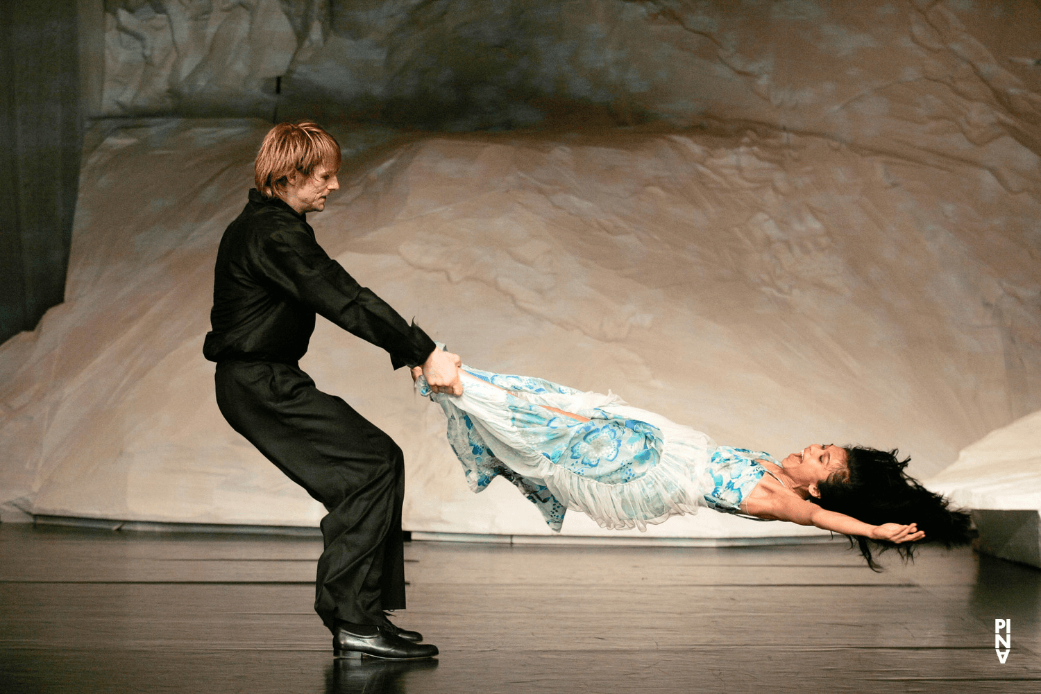 Ditta Miranda Jasjfi et Michael Strecker dans « Rough Cut » de Pina Bausch avec Tanztheater Wuppertal au Schauspielhaus Wuppertal (Allemagne), 14 avril 2005