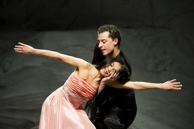 Ditta Miranda Jasjfi und Fernando Suels Mendoza in „Rough Cut“ von Pina Bausch mit Tanztheater Wuppertal im Opernhaus Wuppertal (Deutschland), 31. Januar 2013