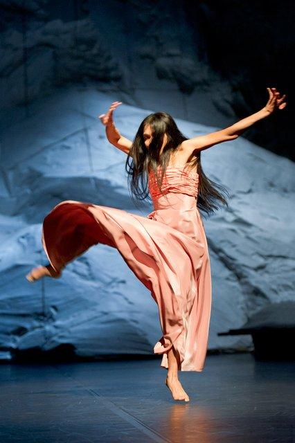 Ditta Miranda Jasjfi in „Rough Cut“ von Pina Bausch mit Tanztheater Wuppertal im Opernhaus Wuppertal (Deutschland), 31. Januar 2013