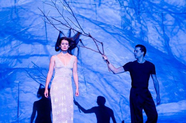 Fernando Suels Mendoza und Clémentine Deluy in „Rough Cut“ von Pina Bausch mit Tanztheater Wuppertal im Opernhaus Wuppertal (Deutschland), 31. Januar 2013