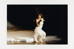 Mélanie Maurin in „Rough Cut“ von Pina Bausch | Foto: Bettina Stöß