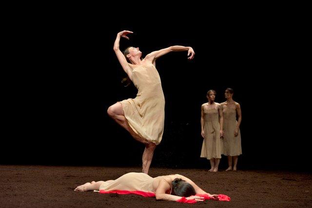 Chrystel Guillebeaud, Clémentine Deluy et Thusnelda Mercy dans « Le Sacre du printemps » de Pina Bausch avec Tanztheater Wuppertal à l'Opernhaus Wuppertal (Allemagne), 5 octobre 2011
