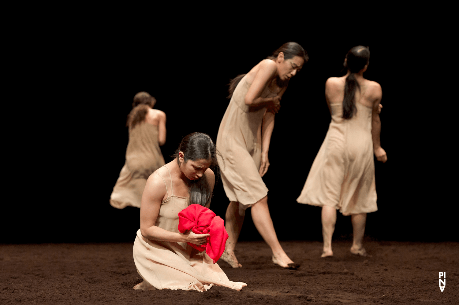 Silvia Farias Heredia et Tsai-Chin Yu dans « Le Sacre du printemps » de Pina Bausch avec Tanztheater Wuppertal à l'Opernhaus Wuppertal (Allemagne), 5 octobre 2011