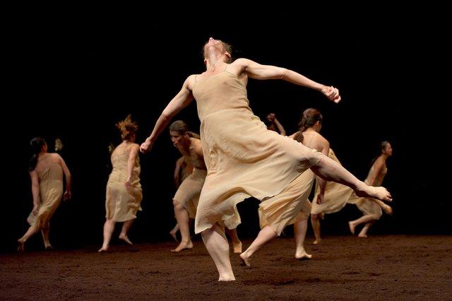 Clémentine Deluy dans « Le Sacre du printemps » de Pina Bausch avec Tanztheater Wuppertal à l'Opernhaus Wuppertal (Allemagne), 5 octobre 2011