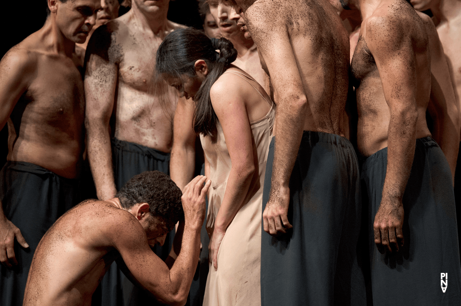 Silvia Farias Heredia, Fernando Suels Mendoza et Daphnis Kokkinos dans « Le Sacre du printemps » de Pina Bausch avec Tanztheater Wuppertal à l'Opernhaus Wuppertal (Allemagne), 5 octobre 2011
