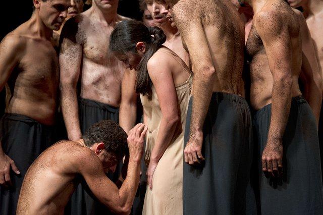 Silvia Farias Heredia, Fernando Suels Mendoza et Daphnis Kokkinos dans « Le Sacre du printemps » de Pina Bausch avec Tanztheater Wuppertal à l'Opernhaus Wuppertal (Allemagne), 5 octobre 2011