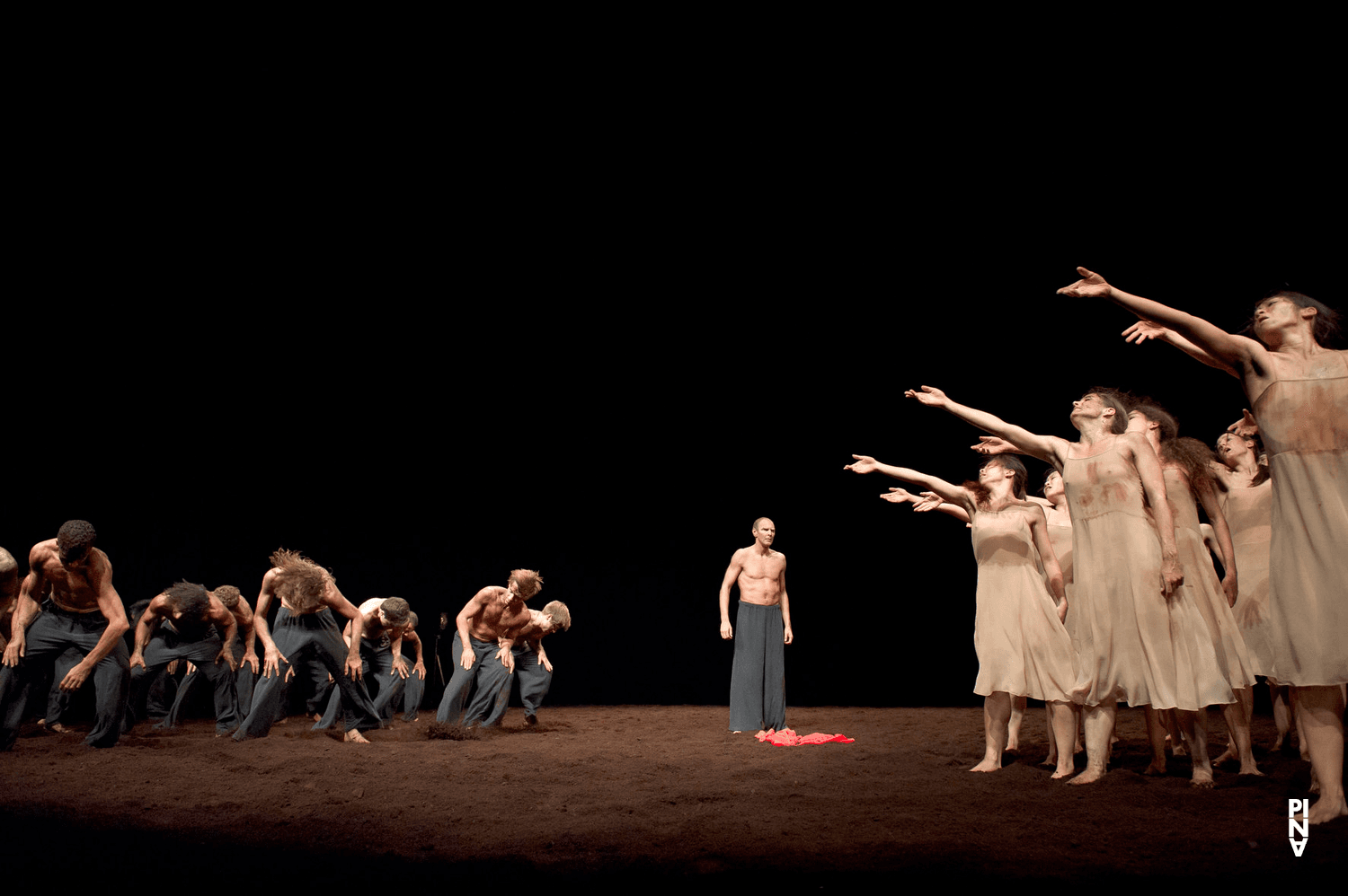 « Le Sacre du printemps » de Pina Bausch avec Tanztheater Wuppertal à l'Opernhaus Wuppertal (Allemagne), 5 octobre 2011
