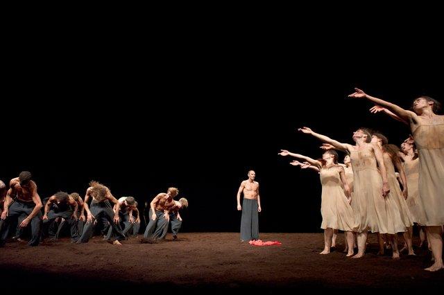 „Das Frühlingsopfer“ von Pina Bausch mit Tanztheater Wuppertal im Opernhaus Wuppertal (Deutschland), 5. Oktober 2011