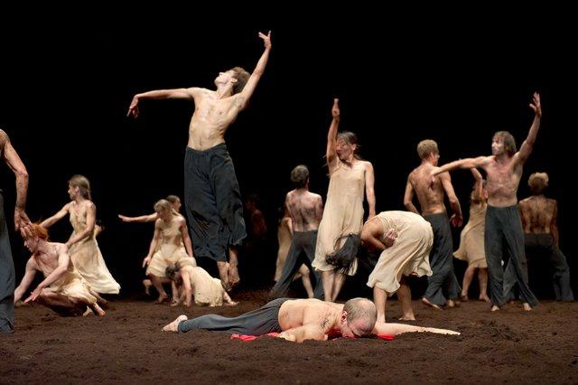 „Das Frühlingsopfer“ von Pina Bausch mit Tanztheater Wuppertal im Opernhaus Wuppertal (Deutschland), 5. Oktober 2011