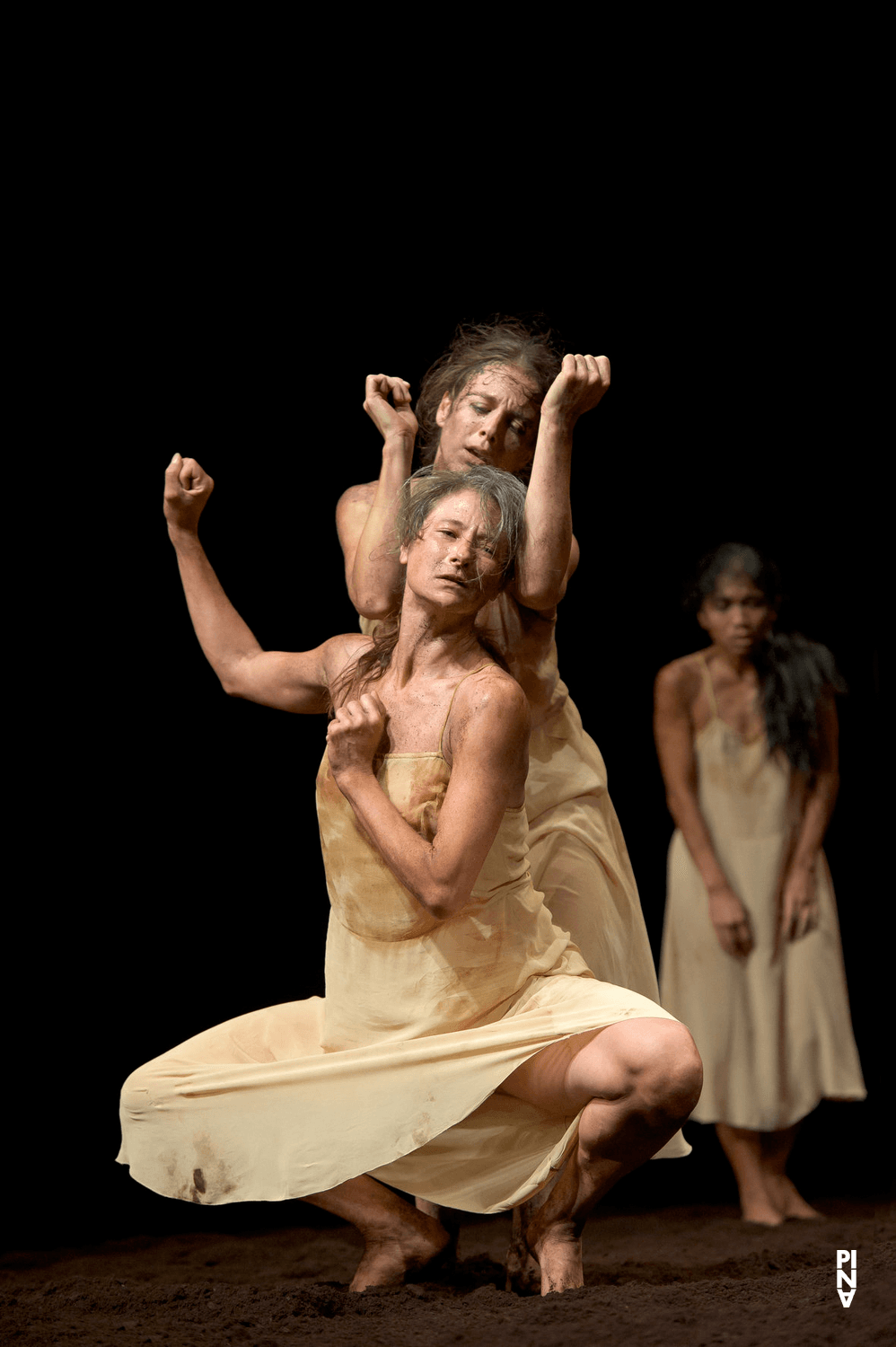 Chrystel Guillebeaud, Thusnelda Mercy et Ditta Miranda Jasjfi dans « Le Sacre du printemps » de Pina Bausch avec Tanztheater Wuppertal à l'Opernhaus Wuppertal (Allemagne), 5 octobre 2011