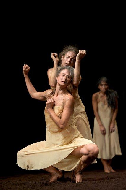 Chrystel Guillebeaud, Thusnelda Mercy und Ditta Miranda Jasjfi in „Das Frühlingsopfer“ von Pina Bausch mit Tanztheater Wuppertal im Opernhaus Wuppertal (Deutschland), 5. Oktober 2011
