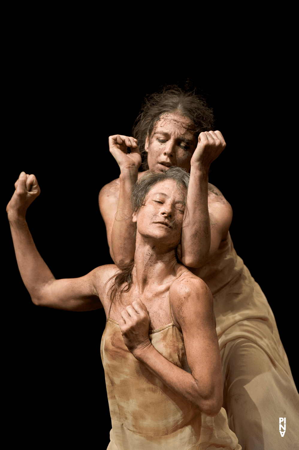 Thusnelda Mercy et Chrystel Guillebeaud dans « Le Sacre du printemps » de Pina Bausch avec Tanztheater Wuppertal à l'Opernhaus Wuppertal (Allemagne), 5 octobre 2011