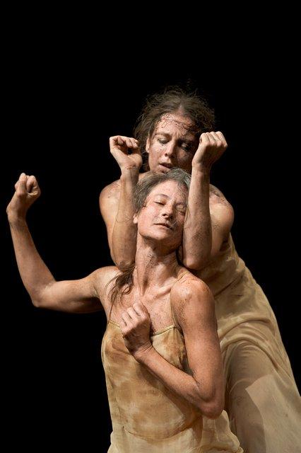 Thusnelda Mercy und Chrystel Guillebeaud in „Das Frühlingsopfer“ von Pina Bausch mit Tanztheater Wuppertal im Opernhaus Wuppertal (Deutschland), 5. Oktober 2011