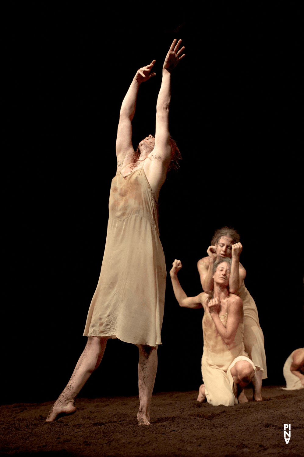 Anna Wehsarg, Thusnelda Mercy et Chrystel Guillebeaud dans « Le Sacre du printemps » de Pina Bausch avec Tanztheater Wuppertal à l'Opernhaus Wuppertal (Allemagne), 5 octobre 2011