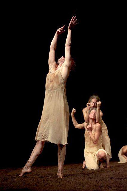 Anna Wehsarg, Thusnelda Mercy et Chrystel Guillebeaud dans « Le Sacre du printemps » de Pina Bausch avec Tanztheater Wuppertal à l'Opernhaus Wuppertal (Allemagne), 5 octobre 2011