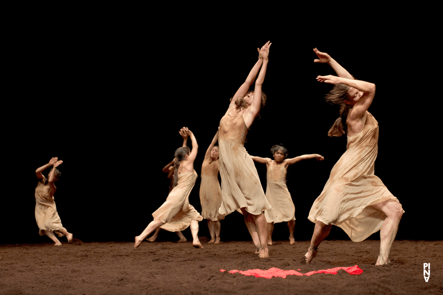 Thusnelda Mercy, Clémentine Deluy et Ditta Miranda Jasjfi dans « Le Sacre du printemps » de Pina Bausch avec Tanztheater Wuppertal à l'Opernhaus Wuppertal (Allemagne), 5 octobre 2011