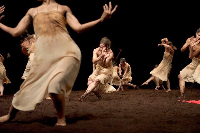 Thusnelda Mercy und Luiza Braz Batista in „Das Frühlingsopfer“ von Pina Bausch mit Tanztheater Wuppertal im Opernhaus Wuppertal (Deutschland), 5. Oktober 2011