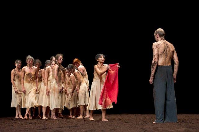 « Le Sacre du printemps » de Pina Bausch avec Tanztheater Wuppertal à l'Opernhaus Wuppertal (Allemagne), 5 octobre 2011
