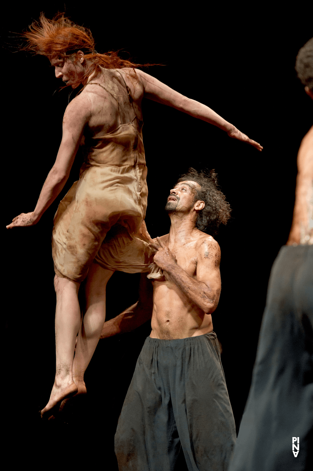 Anna Wehsarg und Jorge Puerta Armenta in „Das Frühlingsopfer“ von Pina Bausch mit Tanztheater Wuppertal im Opernhaus Wuppertal (Deutschland), 5. Oktober 2011