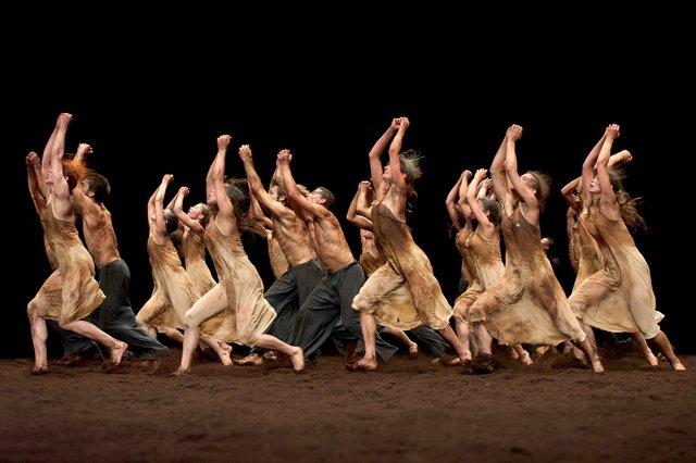 „Das Frühlingsopfer“ von Pina Bausch mit Tanztheater Wuppertal im Opernhaus Wuppertal (Deutschland), 5. Oktober 2011