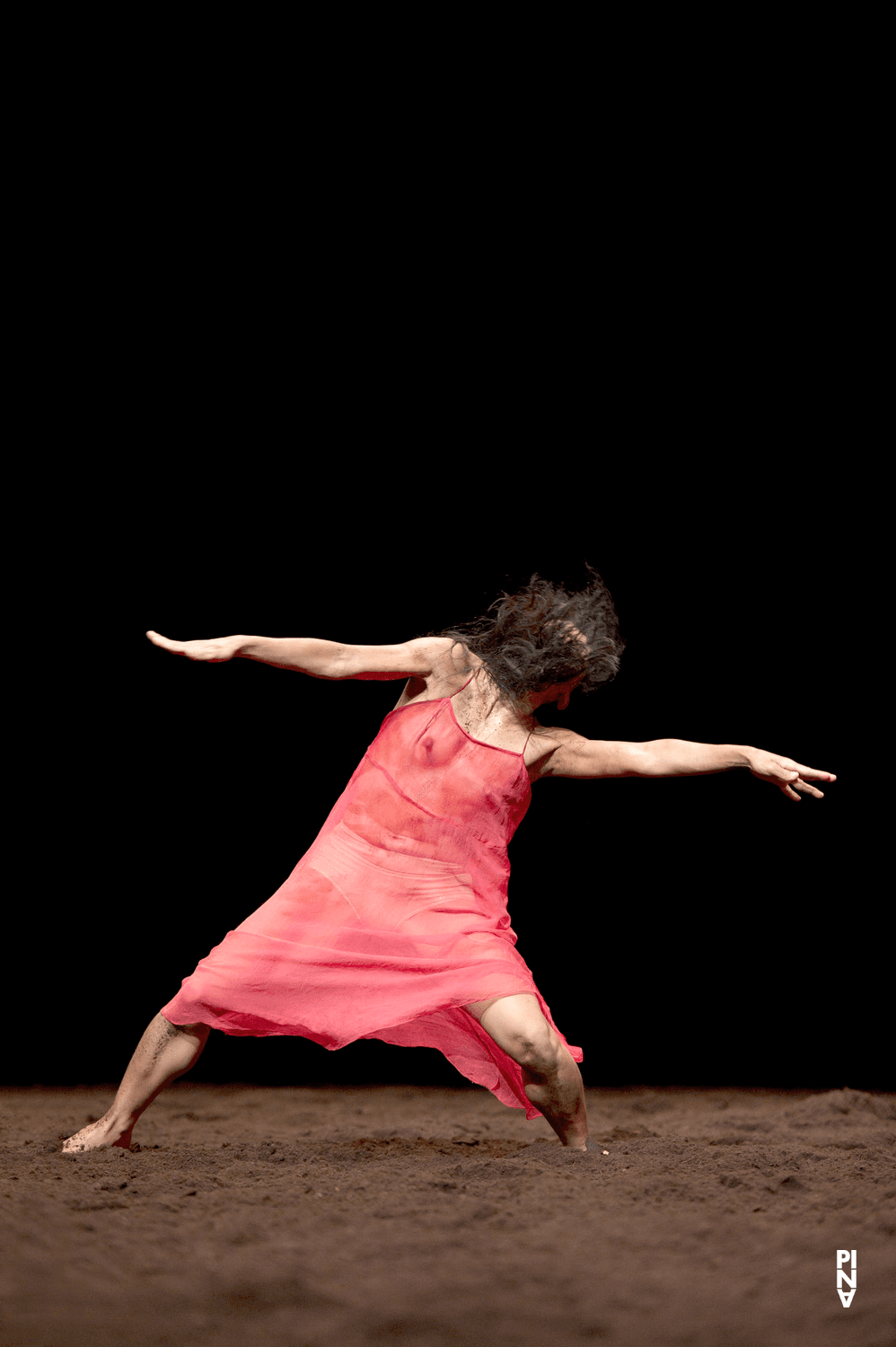 Ditta Miranda Jasjfi dans « Le Sacre du printemps » de Pina Bausch avec Tanztheater Wuppertal à l'Opernhaus Wuppertal (Allemagne), 5 octobre 2011