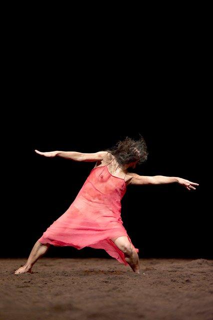 Ditta Miranda Jasjfi dans « Le Sacre du printemps » de Pina Bausch avec Tanztheater Wuppertal à l'Opernhaus Wuppertal (Allemagne), 5 octobre 2011