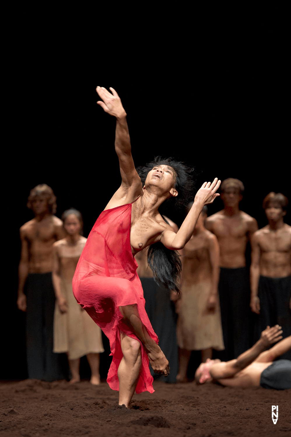 Ditta Miranda Jasjfi dans « Le Sacre du printemps » de Pina Bausch avec Tanztheater Wuppertal à l'Opernhaus Wuppertal (Allemagne), 5 octobre 2011