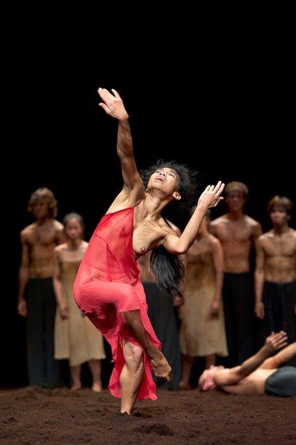 Ditta Miranda Jasjfi dans « Le Sacre du printemps » de Pina Bausch avec Tanztheater Wuppertal à l'Opernhaus Wuppertal (Allemagne), 5 octobre 2011