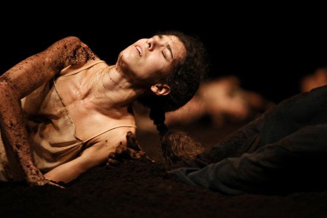 Luiza Braz Batista dans « Le Sacre du printemps » de Pina Bausch avec Tanztheater Wuppertal à l'Opernhaus Wuppertal (Allemagne), 5 octobre 2011
