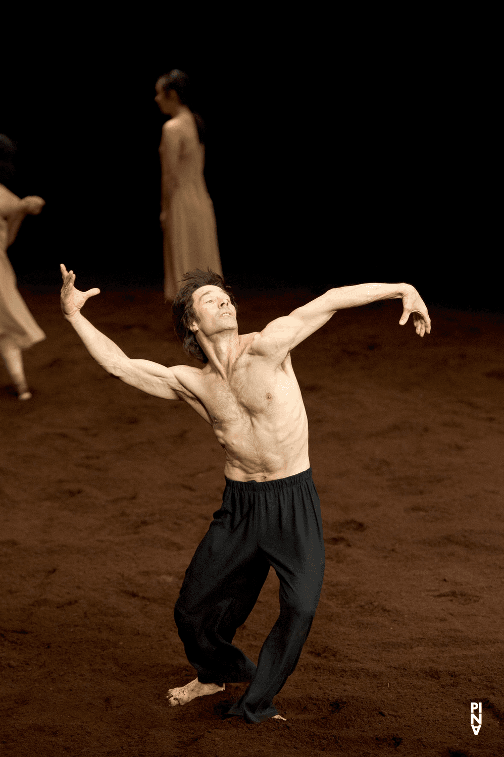 Rainer Behr dans « Le Sacre du printemps » de Pina Bausch avec Tanztheater Wuppertal au  Théâtre des Champs-Élysées (France), 3 juin 2013