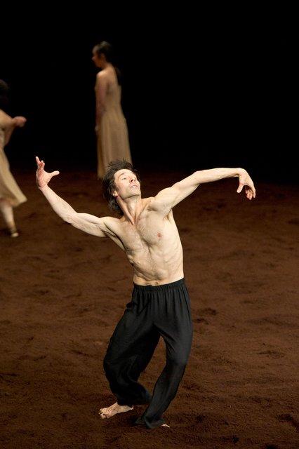Rainer Behr dans « Le Sacre du printemps » de Pina Bausch avec Tanztheater Wuppertal au  Théâtre des Champs-Élysées (France), 3 juin 2013