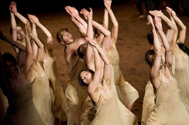 « Le Sacre du printemps » de Pina Bausch avec Tanztheater Wuppertal au  Théâtre des Champs-Élysées (France), 3 juin 2013