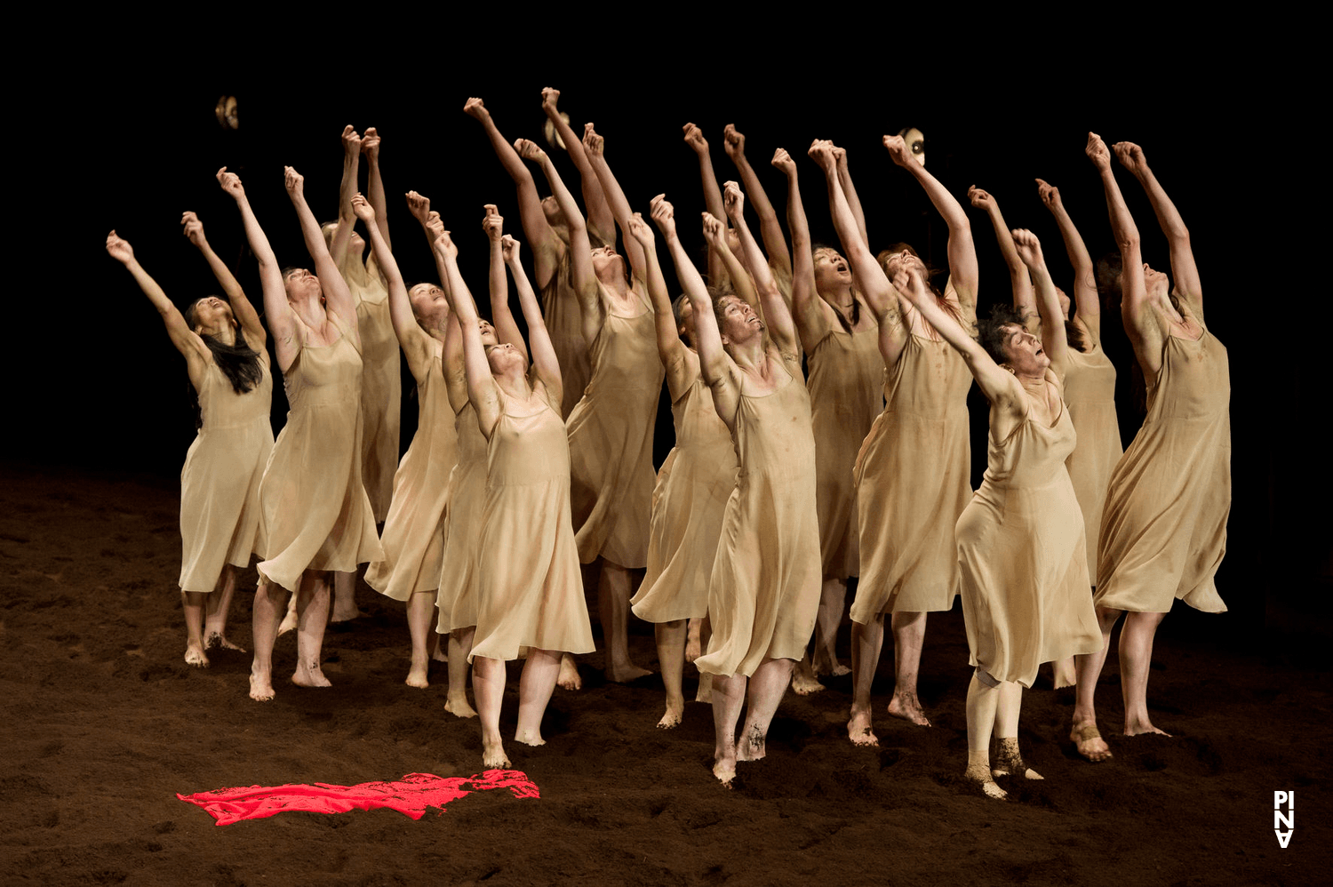 « Le Sacre du printemps » de Pina Bausch avec Tanztheater Wuppertal au  Théâtre des Champs-Élysées (France), 3 juin 2013