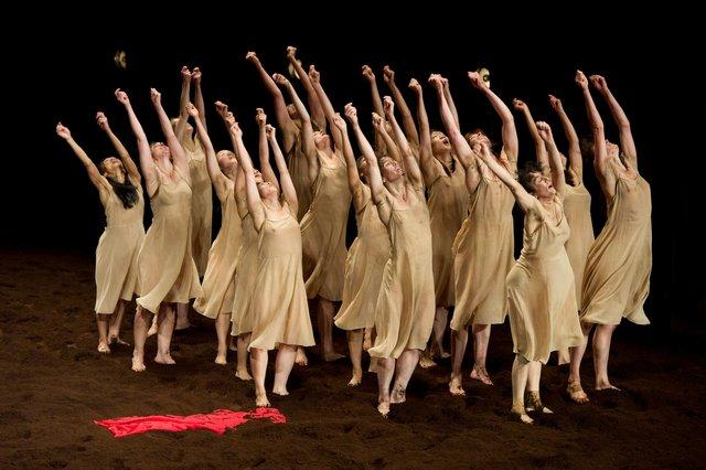 « Le Sacre du printemps » de Pina Bausch avec Tanztheater Wuppertal au  Théâtre des Champs-Élysées (France), 3 juin 2013