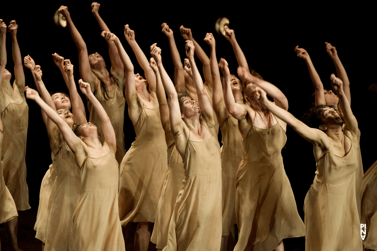 « Le Sacre du printemps » de Pina Bausch avec Tanztheater Wuppertal au  Théâtre des Champs-Élysées (France), 3 juin 2013