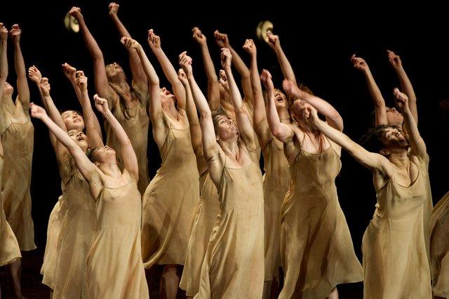 « Le Sacre du printemps » de Pina Bausch avec Tanztheater Wuppertal au  Théâtre des Champs-Élysées (France), 3 juin 2013