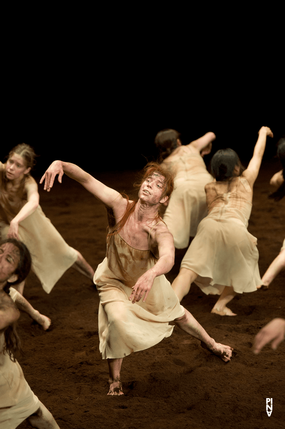 Thusnelda Mercy, Maraike Franz-Kamiya et Anna Wehsarg dans « Le Sacre du printemps » de Pina Bausch avec Tanztheater Wuppertal au  Théâtre des Champs-Élysées (France), 3 juin 2013