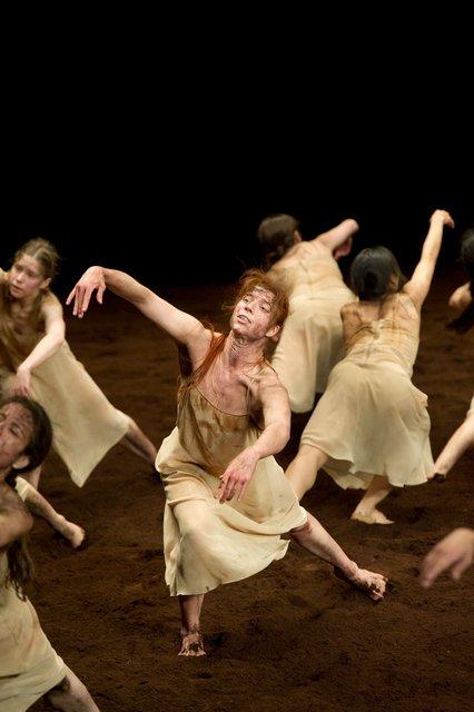 Thusnelda Mercy, Mareike Franz-Kamiya und Anna Wehsarg in „Das Frühlingsopfer“ von Pina Bausch mit Tanztheater Wuppertal im Theater der Champs-Élysées Paris (Frankreich), 3. Juni 2013