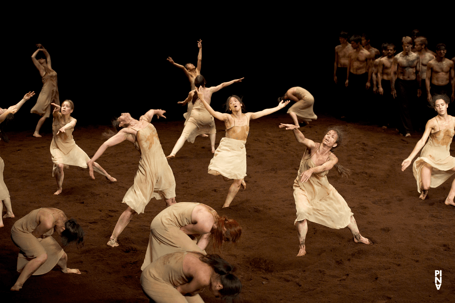 « Le Sacre du printemps » de Pina Bausch avec Tanztheater Wuppertal au  Théâtre des Champs-Élysées (France), 3 juin 2013