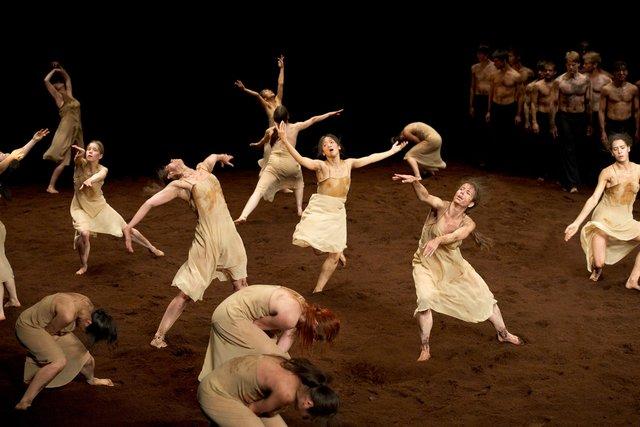« Le Sacre du printemps » de Pina Bausch avec Tanztheater Wuppertal au  Théâtre des Champs-Élysées (France), 3 juin 2013