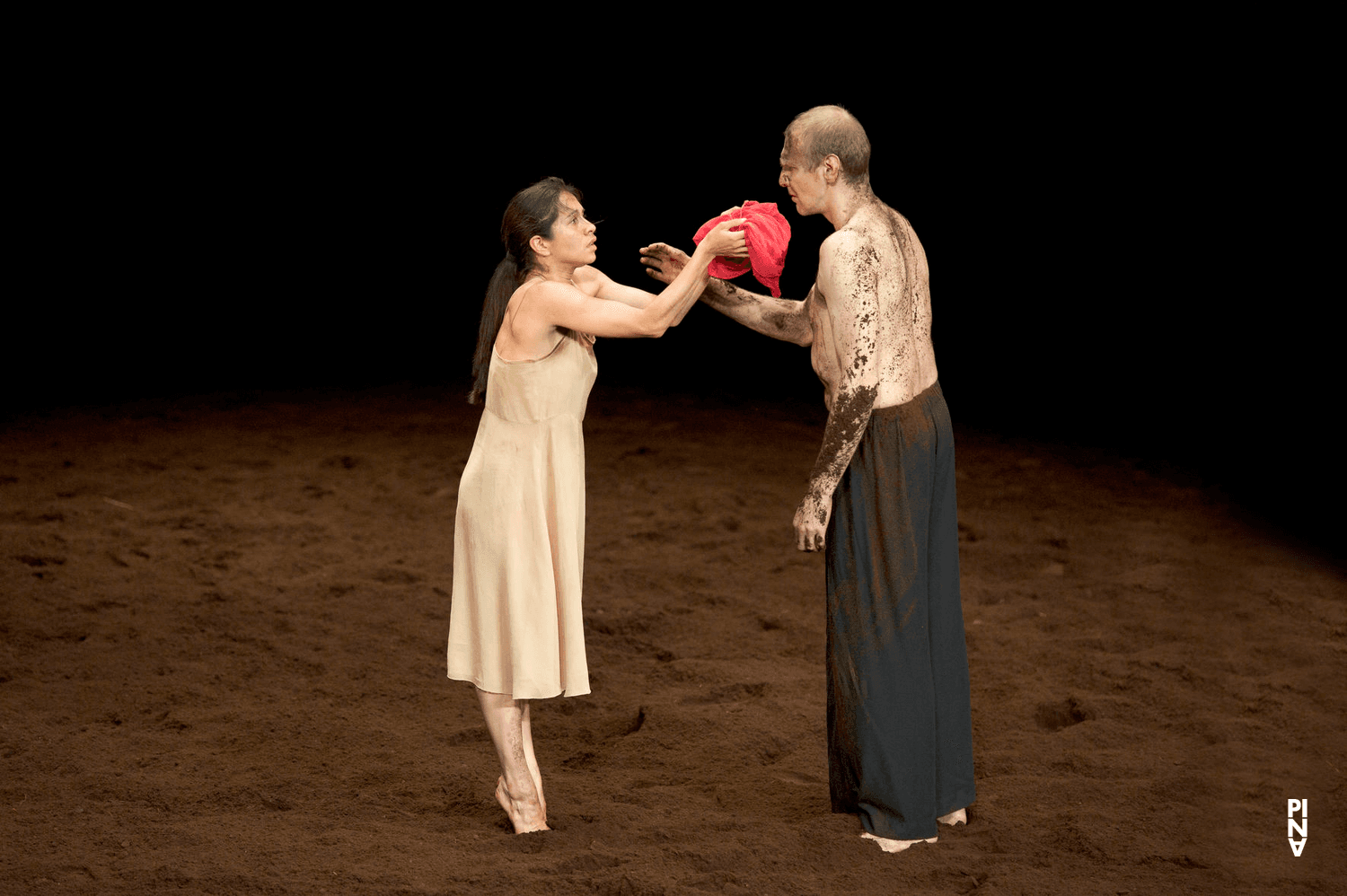 Andrey Berezin et Silvia Farias Heredia dans « Le Sacre du printemps » de Pina Bausch avec Tanztheater Wuppertal au  Théâtre des Champs-Élysées (France), 3 juin 2013